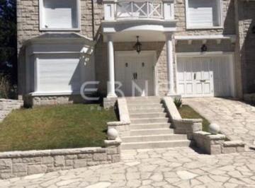 Casa · 342m² · 5 Ambientes · 1 Cochera · Casa 5 Amb Sobre Calle Alem con Quincho y Parque