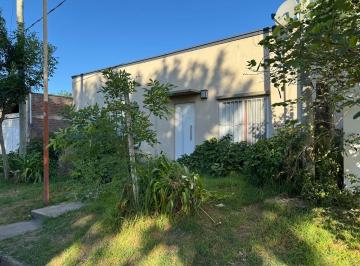 Casa · 200m² · 3 Dormitorios · 1 Cochera · Vendo Casa con Tres Locales en Caseros, Entre Ríos.