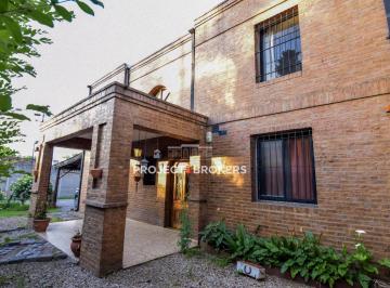 Casa de 5 ambientes, Ituzaingó · Calido Chalet de Estilo Rustico Sobre 1200 m Villa Gobernador Udaondo