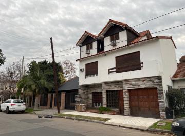 Casa de 6 ambientes, Lomas de Zamora · Oportunidad! Amplia Casa de Tres Plantas Apta Dos Familias