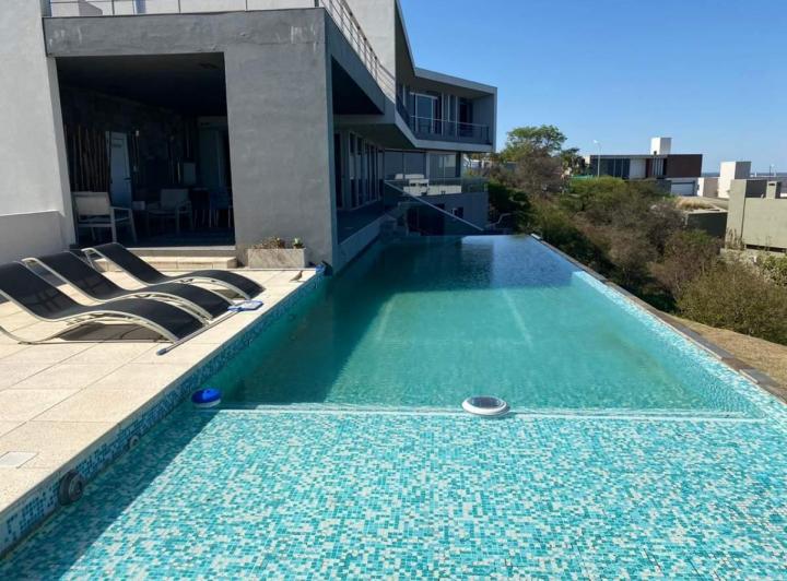 Casa · 1000m² · 12 Ambientes · 6 Cocheras