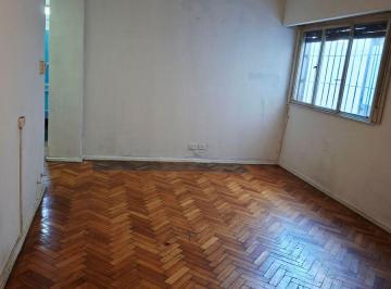 Departamento de 2 ambientes, Villa Crespo · Amplio Dos Ambientes en Alquiler con Pátio Primer Piso Muy Buena Ubicacion.