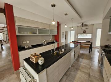 Casa · 365m² · 6 Ambientes · 1 Cochera · Casa en Venta Sauces del Limay Neuquen