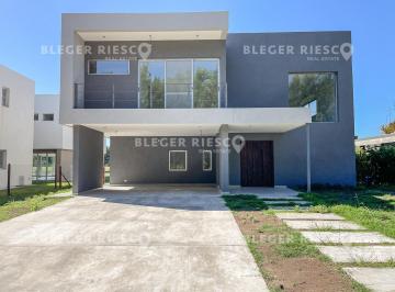 Casa · 370m² · 6 Ambientes · 1 Cochera · Casa en Venta a Estrenar con Salida Al Río Luján y Amarra Propia en San Juan, Villanueva, Tigre