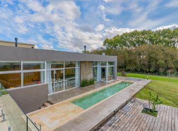 Casa · 311m² · 4 Ambientes · 1 Cochera · Casa - Moderna - 4 Ambientes - Piscina - Luminosa - Arenas del Sur
