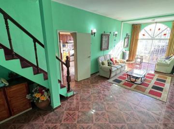 Casa · 139m² · 5 Ambientes · 1 Cochera · Casa con 2 Locales y Fondo Libre Banfield