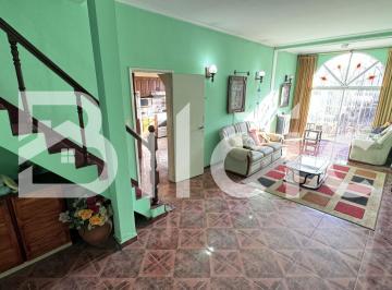 Casa · 139m² · 5 Ambientes · 1 Cochera · Casa con 2 Locales y Fondo Libre Banfield