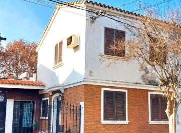 Casa · 137m² · 5 Ambientes · 2 Cocheras · Casa en Venta de 3 Dorm., 2 Cocheras en Alberdi