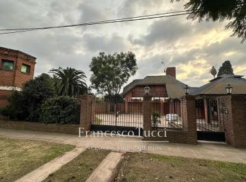 Casa · 200m² · 5 Ambientes · 6 Cocheras · Casa en Venta 6 Ambientes Moreno Permuta/financia