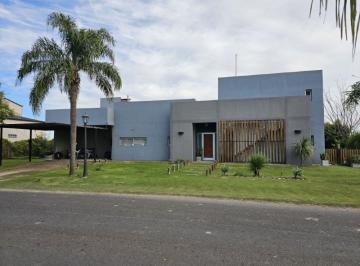 Casa · 250m² · 5 Ambientes · 1 Cochera · ¡Venta! Casa de 3 Dorm., 4 Baños con Jardín, Pileta y Quincho con Parrillero! El Solar de Vict
