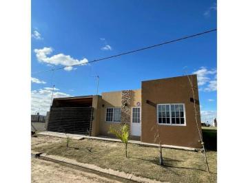 Casa · 140m² · 5 Ambientes · 2 Cocheras · Casa 4 Dorm. con Pileta - Arroyo Seco