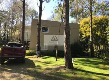 Casa de 5 ambientes, Cariló · Lindisima Casa con Pileta en El Bosque de Carilo.
