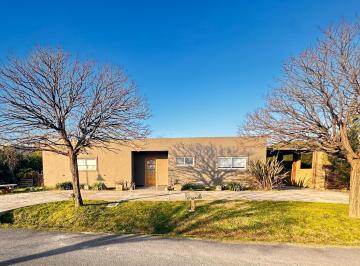 Casa · 158m² · 4 Ambientes · 5 Cocheras · Santa Isabel Etapa 1 - Casa C/ Pileta 3 Dorm. Usd 130.000.