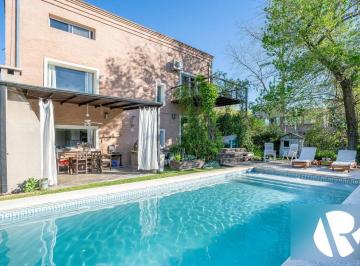 Casa · 354m² · 7 Ambientes · 3 Cocheras · Venta Casa en Country Los Cardales con Pileta!