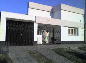 Casa de 4 ambientes, La Plata · Casa en Buen Estado - Apta Banco - con Quincho Cubierto