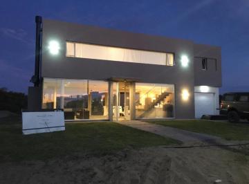 Casa · 200m² · 4 Ambientes · 2 Cocheras · Casa - Costa Esmeralda