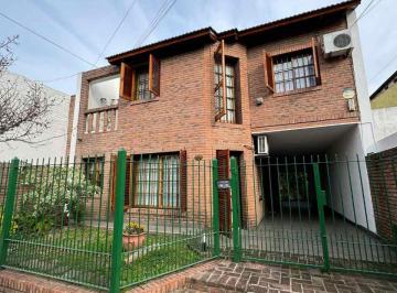 Casa · 191m² · 4 Ambientes · 2 Cocheras · Excelente Casa Desarrollada en Dos Plantas