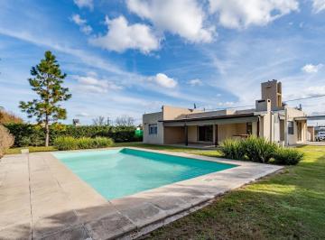 Casa · 160m² · 5 Ambientes · 2 Cocheras · Venta - Casa - 3 Dormitorio Mas Piscina - Funes Town. Funes.
