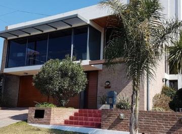 Casa · 290m² · 3 Dormitorios · 2 Cocheras · Se Vende Hermosa Casa en Carlos Paz