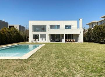 Casa · 361m² · 7 Ambientes · 2 Cocheras · Casa - El Golf
