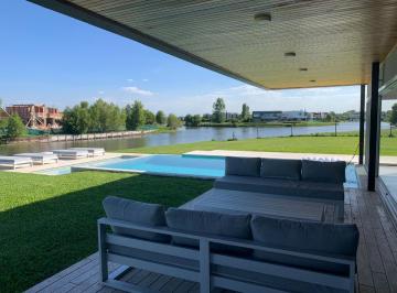 Casa · 235m² · 6 Ambientes · 1 Cochera · Casa de 6 Ambientes con Pileta y Vista a La Laguna en El Cantón Norte