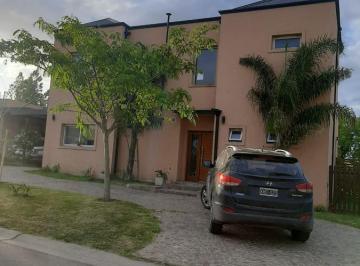 Casa · 159m² · 6 Ambientes · 1 Cochera · Excelente Propiedad en Santa Guadalupe, Desarrollada en Dos Plantas con Gran Jardin y Pileta.