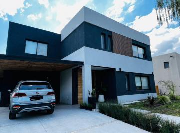 Casa · 260m² · 5 Ambientes · 2 Cocheras · Casa Amoblada en El Barrio Cantón Golf Al 100