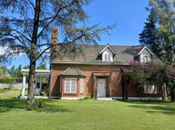 Quinta vacacional · 300m² · 6 Ambientes · Casa Quinta en Venta con Pileta en Manuel Alberti