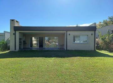 Casa · 120m² · 4 Ambientes · 2 Cocheras · Casa de 4 Ambientes en Venta Ubicado en Santa Elena, Pilar del Este