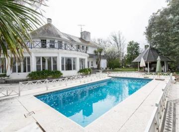 Casa · 550m² · 8 Ambientes · Casa en Golfers