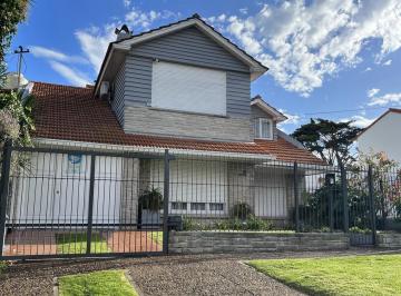 Casa · 330m² · 6 Ambientes · 1 Cochera · Casa en Punta Mogotes