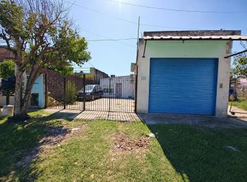 Casa · 195m² · 10 Ambientes · 2 Cocheras · Casa con Local a La Venta en Isidro Casanova