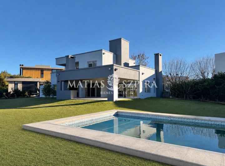 Casa · 330m² · 5 Ambientes · 2 Cocheras