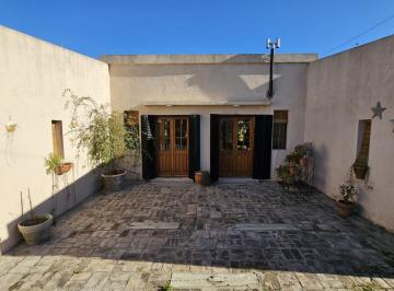 Casa · 100m² · 6 Ambientes · 2 Cocheras · Dos Casas de Dos Dorm., con Excelente Ubicación. Av Esteban Lonne