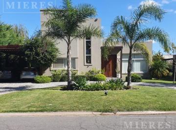 Casa · 120m² · 4 Ambientes · 1 Cochera · Casa en Venta en El Recodo
