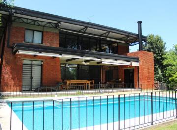 Casa · 355m² · 6 Ambientes · 2 Cocheras · Venta de Casa Sobre Terreno de 800 m Vista Al Golf - golfer'S. Alquiler Temporario