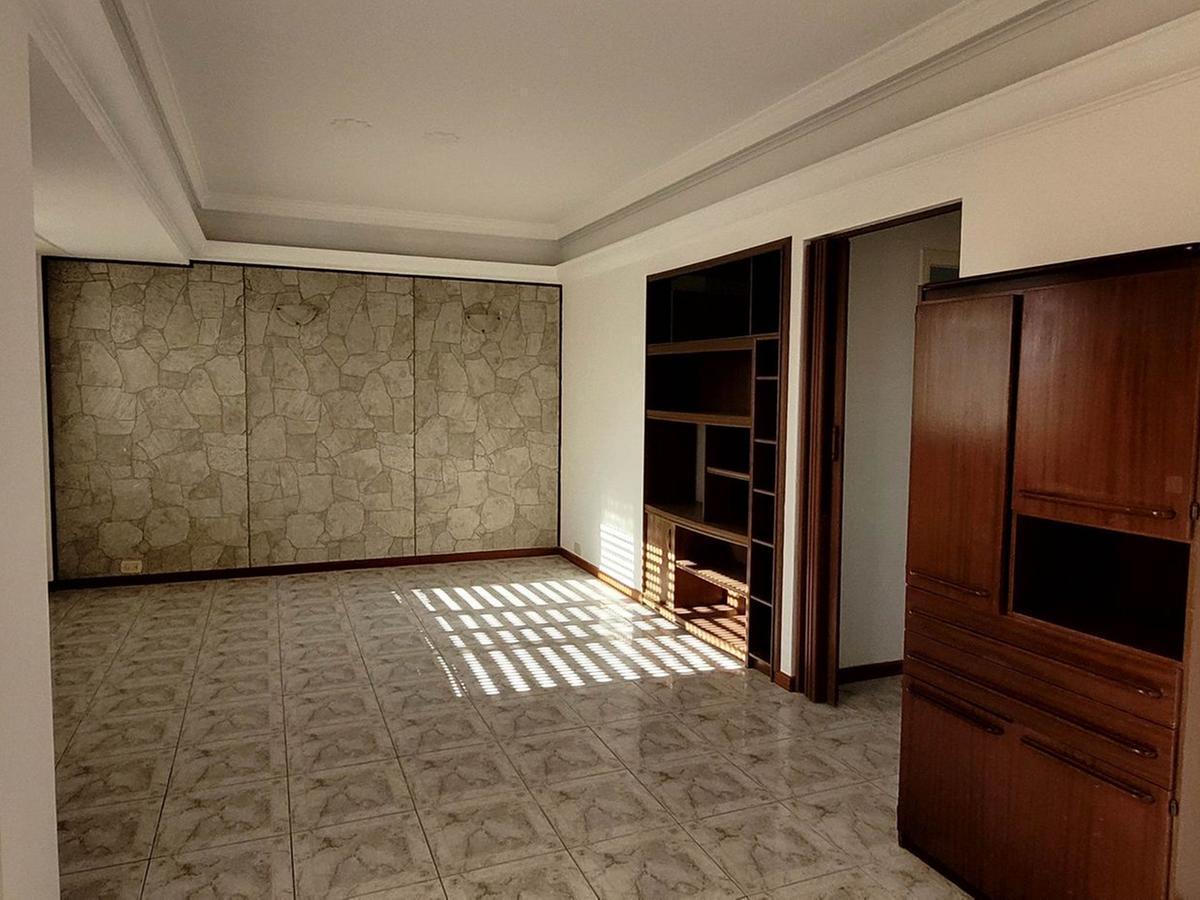 Departamento de 3 ambientes al frente con balcon saliente