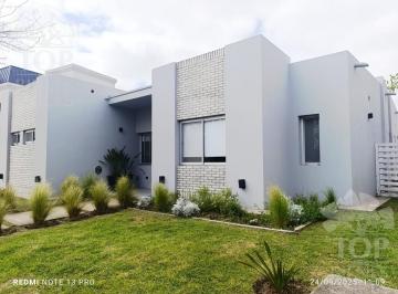 Casa · 145m² · 4 Ambientes · Casa en Venta con Espejo de Agua