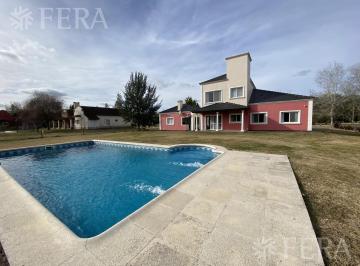 Casa · 300m² · 6 Ambientes · 1 Cochera · Alquiler Casa 6 Ambientes con Cochera, Quincho y Piscina en Campos de Roca 1 - La Plata