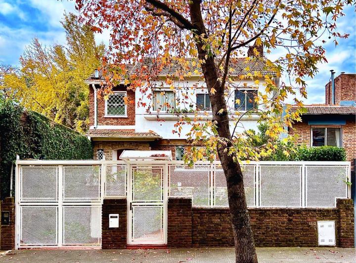 Casa · 300m² · 8 Ambientes · 3 Cocheras