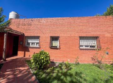 Casa · 74m² · 4 Ambientes · 1 Cochera · Casa en Venta