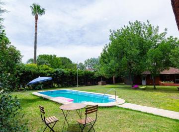 Casa · 171m² · 3 Dormitorios · 1 Cochera · Casa de 2 Dorm., Pileta y Hermoso Parque en Funes