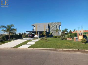 Casa · 220m² · 4 Ambientes · 6 Cocheras · Casa a La Venta en San Sebastian