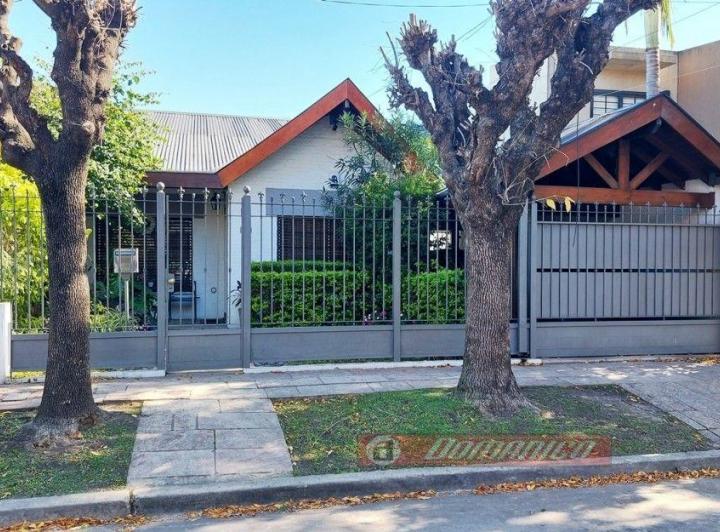 Casa · 240m² · 5 Ambientes · 2 Cocheras