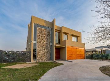 Casa · 327m² · 6 Ambientes · 2 Cocheras · Venta/permuta - Casa - 4 Dorm. - Jardín y Piscina - Puerto Roldán