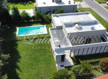 Casa · 128m² · 4 Ambientes · 2 Cocheras · Casa en Venta en Santa Juana Canning