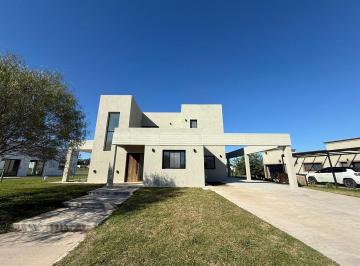 Casa · 245m² · 5 Ambientes · 2 Cocheras · Casa en Venta en Barrio El Medal Country Club