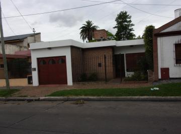 Casa de 4 ambientes, Quilmes · Casa de Cuatro Ambientes con Fondo Verde y Quincho.