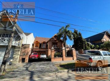 Casa · 484m² · 8 Ambientes · 2 Cocheras · Chalet de Categoría 8 Amb. 484 m² Cub. C/ Garaje Para 2 Autos y Parque C/ Pileta - Haedo