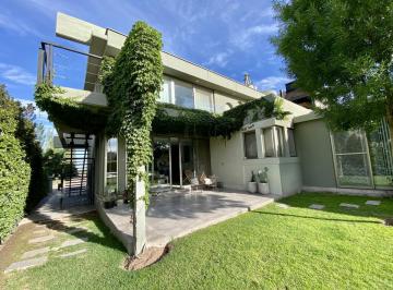 Casa · 410m² · 4 Dormitorios · 2 Cocheras · Casa Barrio Privado Rincón de Terrada - Chacras de Coria